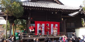 中山杉山神社では、毎年2月の節分祭に境内で福男福女による豆まきが行われている。