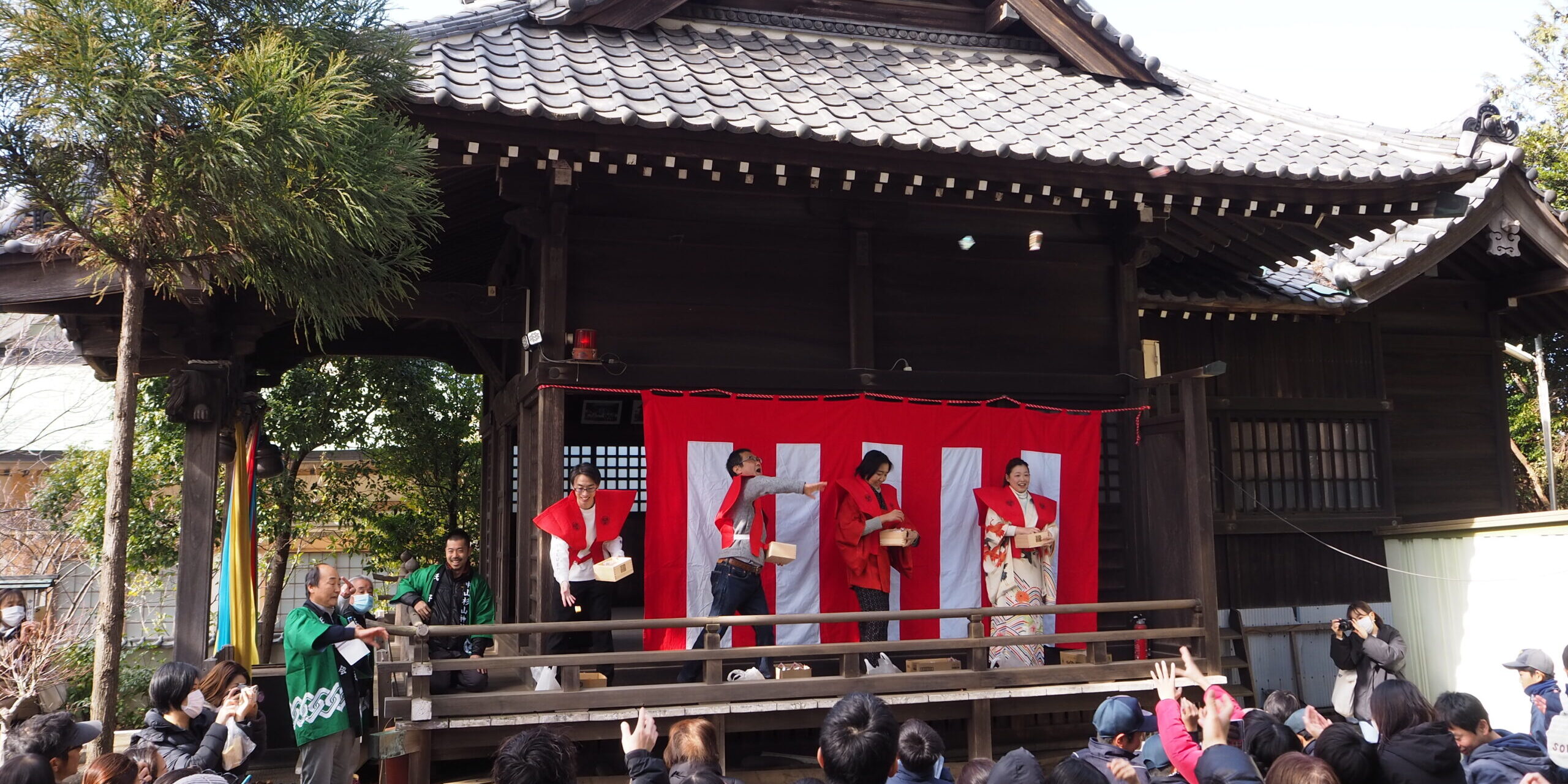 中山杉山神社では、毎年2月の節分祭に境内で福男福女による豆まきが行われている。